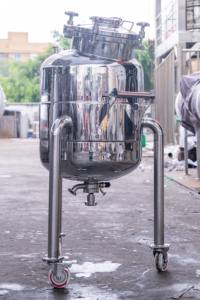 خزان تخزين صحي صغير سعة 50 لتر و100 لتر و200 لتر و300 لتر من الفولاذ المقاوم للصدأ 304 و316L للمستحضرات التجميلية والمواد الكيميائية والحليب والعصير، مزود بعجلات - Product Image 3