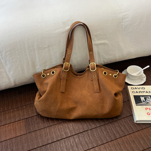 Wildleder-Tragetasche mit Ösen für Damen, neue trendige modische Schultertasche mit großem Fassungsvermögen, vielseitige und stilvolle Nieten-Biker-Handtasche - Product Image 2