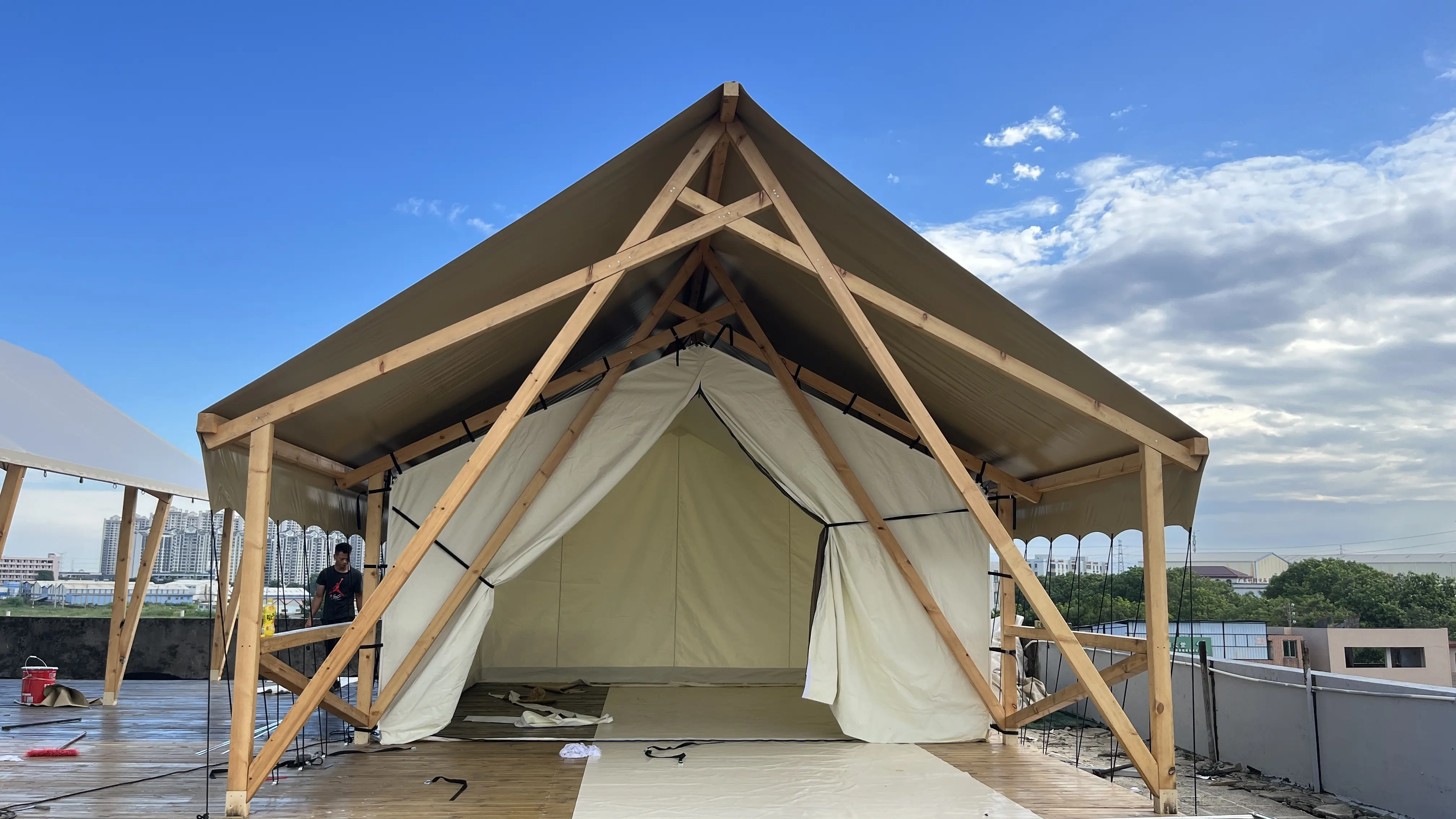 Grand espace double tente de safari de camping d'hôtel sauvage chaud et confortable