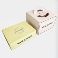 Boîte à gâteau blanche personnalisée avec fenêtre en PVC, couvercle à rabat, lamination mate, impression CMJN, matériaux recyclés, doublure en éponge pour donuts et brownies