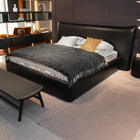 Italienisches Neues Weiches Lederbett in Schwarz, Doppelbett mit Weicher Polsterung, Hochwertiges Queensize-Bett für Villa-Schlafzimmer