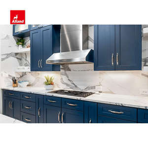 تصميم خزائن مطبخ خشبية بلون أزرق داكن من مجموعة ألاند جروب لمشروع هامبتون مع جزيرة على شكل حرف L وسطح رخامي - Product Image 6