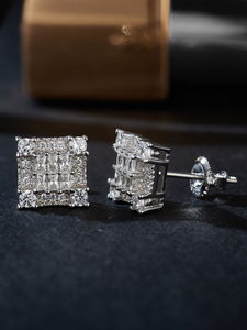 Boucles <span class=keywords><strong>d</strong></span>'oreilles tendance en argent sterling 925 avec moissanite, diamants VVS <span class=keywords><strong>D</strong></span> étincelants, clous carrés en grappe brillante - Product Image 3