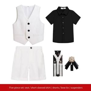 Elegante Completo Formale da Bambino 5 Pezzi: Gilet Bianco, Camicia Nera a Maniche Corte con Spilla + Pantaloncini per Abbigliamento Estivo Bambini - Product Image 5