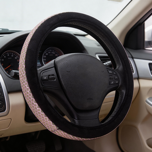 Housse de volant en cuir PU à paillettes de cristal en forme d'écailles de poisson, matériau en peluche courte, antidérapante, accessoires de voiture - Product Image 1