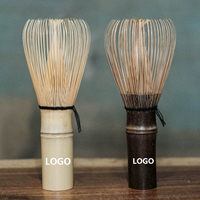 Fouet à matcha artisanal écologique durable avec logo, manche long en bambou fin doré, fouet moderne en céramique pour café et thé