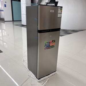 Refrigerador de Doble Puerta de 138L <span class=keywords><strong>con</strong></span> Cerradura, Refrigerador Compacto <span class=keywords><strong>con</strong></span> Congelador Superior, Refrigerador Pequeño de Bajo Consumo para Casa, Dormitorio, RV, Apartamento - Product Image 4