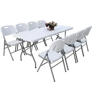 長方形の白いプラスチック製の折りたたみテーブル結婚式の宴会折りたたみテーブルとイベント用の椅子