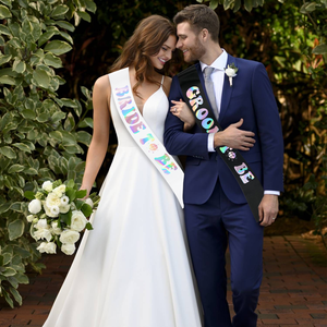 Kit Personalizzato di Fasce in Raso Iridescente 'Bride' e 'Groom' 2 Pezzi, Decorazioni Ecologiche Riutilizzabili <span class=keywords><strong>per</strong></span> <span class=keywords><strong>Addio</strong></span> <span class=keywords><strong>al</strong></span> <span class=keywords><strong>Nubilato</strong></span> e San Valentino - Product Image 3