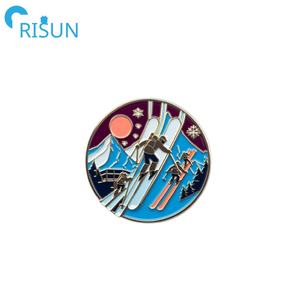 Épinglette de <span class=keywords><strong>ski</strong></span> en métal émaillé pour les amateurs de <span class=keywords><strong>ski</strong></span> de descente, emblème, médaille, épinglette personnalisée pour station de <span class=keywords><strong>ski</strong></span>, épinglette de sport, épinglette de snowboard, épinglette de revers - Product Image 3