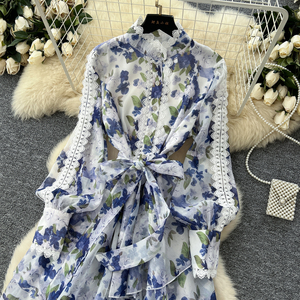 Robe pour femme, robe à imprimé floral avec bordure en dentelle, col montant, ceinture à nouer - Robe longue maxi élégante à volants - Product Image 6