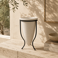 Vase en céramique moderne avec support en fer noir, vase décoratif sculptural de forme conique blanche pour la décoration de table console