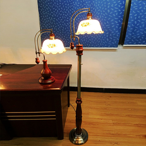 Lampada da Tavolo Stile Britannico con Copertura Verde in Vetro, Lampada da Scrivania Retrò Stile Cinese con Interruttore a Filo, Lampada da Tavolo in Legno Antico - Product Image 3