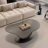 Table basse en dalle de pierre légère de luxe, mobilier moderne et minimaliste, table irrégulière pour café