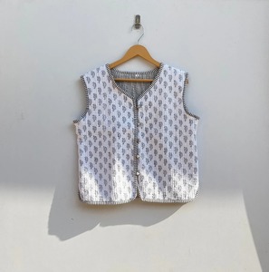 Chaleco Unisex Reversible Acolchado de Algodón Transpirable y Ecológico, Estampado a Mano con Bordado Floral, Ligero para Usar en Capas - Product Image 1