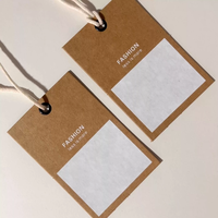 Étiquette suspendue personnalisée en papier kraft naturel épais, imprimée à chaud avec dorure or, œillet métallique et bord mat pour chaussures