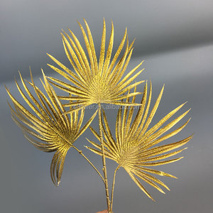 Venta al por mayor de plantas y flores artificiales de Monstera hojas de <span class=keywords><strong>palma</strong></span> de hoja <span class=keywords><strong>dorada</strong></span> boda decoración del hogar rama de hoja artificial - Product Image 4