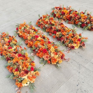 Runner da Tavolo Artigianale in Seta e Plastica con Rose Rosse Arancioni Artificiali, Moderno ed Ecologico, Realistico e Impermeabile - Product Image 4