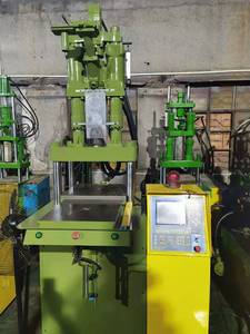 Macchina per Stampaggio a Iniezione Verticale Usata da 35t e 45t - Product Image 6