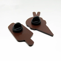 Épinglette en émail personnalisée avec motif cône de crème glacée noir et barre de chocolat, avec attache en caoutchouc, conception artistique gratuite sur mesure