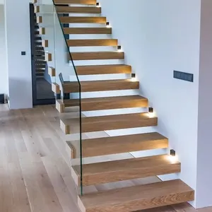 Estructura de acero invisible de diseño moderno, escalones de madera natural, escaleras voladizas flotantes con barandillas de vidrio