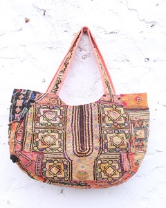 Compre Bolsos Banjara Auténticos en Línea - Bolso Tote Tribal Indio Hecho a Mano con Parches y Espejos, Regalo de Aniversario para Ella - Product Image 4