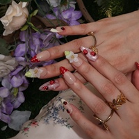 Faux ongles à presser en acrylique Playful Garden, motifs : Nude-rouge à pois, French 3D, Coccinelle, Plaid rose, Fleur blanche, Base verte, Or