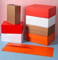 Boîte cadeau rigide élégante en carton ivoire avec logo personnalisé en relief et paillettes, estampage UV quatre couleurs à chaud/froid pour l'emballage de vêtements et de chaussures