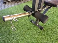 Banc de musculation multifonctionnel et durable pour usage domestique, avec cadre en acier réglable et support pour squats, idéal pour la musculation.