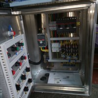 Boîtier de distribution extérieur sur mesure en acier inoxydable SUS304 IP55, robuste, étanche à la pluie, avec serrure hybride, pour contrôle électrique 380V