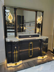 Juego de Muebles de Dormitorio de Lujo Elegante con Acabado de Alto Brillo, Cama Super King Size con Cabecero de Espejo Iluminado con LED y Armario de 8 Puertas - Product Image 4