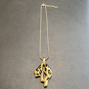 Collar con Colgante de Leopardo Chapado en Oro Zhuerrui, Collar de Cadena con Pantera con Manchas de Esmalte Negro para Mujer BK250257 - Product Image 5