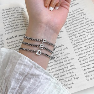 Pulsera con letras de plata de ley S925 para mujer, 26 letras del alfabeto inglés, joyería para uso diario, estilo Retro Simple - Product Image 1