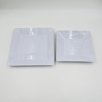 Assiette carrée en mélamine brillante Pure White de 25 cm, blanche avec bord ondulé sculpté