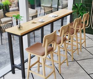 Tabourets hauts de bar et <span class=keywords><strong>table</strong></span> de fenêtre en rotin en bois massif simple et scandinave moderne pour une application transparente de bar <span class=keywords><strong>ou</strong></span> de salle de sport - Product Image 1