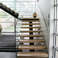 Escalier moderne à monopoutre avec garde-corps en verre sans cadre pour espace de vie ouvert