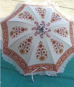 Parapluie ethnique imprimé à la main avec manche en bois pour mariages indiens, décoration extérieure et style de villégiature - Product Image 1