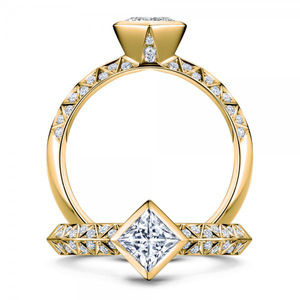 Anello di fidanzamento da donna F519 in oro giallo con diamante taglio principessa, diamante naturale colore G e pietre laterali - Product Image 2