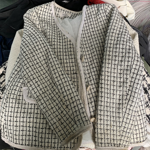 Jaquetas Tweed Femininas de Marca Usadas por Atacado, Blazeres e Casacos Estilo Chanel de Segunda Mão para Senhora, Roupas Usadas em Fardos - Product Image 3