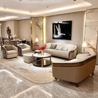 Italienisches, leicht luxuriöses Ledersofa aus erstklassigem Rindsleder, postmodern, hochwertige Sofakombination.