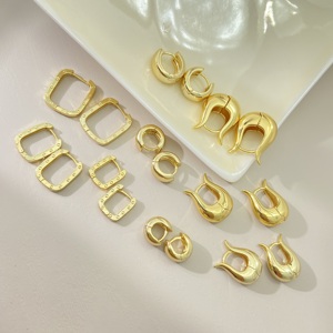 Juego de Tres Aros de Oreja en Oferta, Aros Lisos Únicos Chapados en Oro de 18K, Joyería de Moda para Mujer - Product Image 3