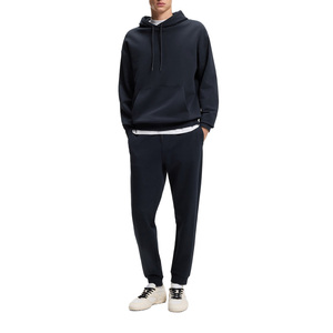 Chándal estilo Champion para hombre, diseñado para una comodidad sencilla con una forma equilibrada y un atractivo para un estilo de vida activo actual. - Product Image 1