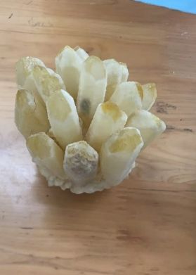 กลุ่มผลึกสีเหลืองประดิษฐ์