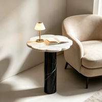 Table basse de luxe bicolore en marbre, plateau blanc festonné, base cylindrique veinée noire, design minimaliste moderne, mobile