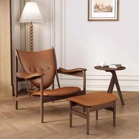 Fauteuil de salon scandinave moderne du milieu du siècle en bois de frêne, fait main, avec accoudoirs sculpturaux en bois courbé et assise en cuir PU capitonnée, idéal pour hôtel