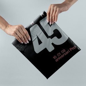 Enveloppes d'expédition en plastique biodégradable et compostable avec logo personnalisé pour vêtements - Product Image 1