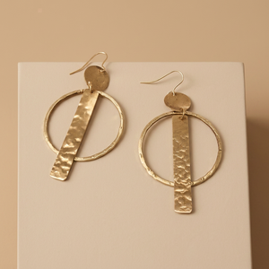 Boucles d'oreilles pendantes en laiton texturé demi-lune et carré, style bohème, martelé or, pour soirée, bijoux tendance - Product Image 2