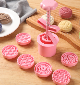 Nouveau Lot de 6 Moules à Gâteaux de Lune en Plastique Alimentaire Pas Cher 2026 – Tampons Manuels à Pression pour Pâtisserie, Biscuits et Desserts de la Saint-Valentin - Product Image 4
