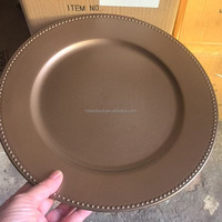 Assiette de présentation ronde en plastique couleur noyer rustique Nika Wholesale pour événements de mariage et traiteur
