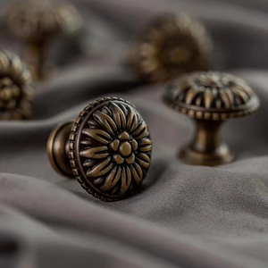 Poignées vintage françaises en laiton massif, motif marguerite, petites poignées de porte de placard, boutons de tiroir pour chambre à coucher, cuisine, meubles, boutons en bronze - Product Image 4